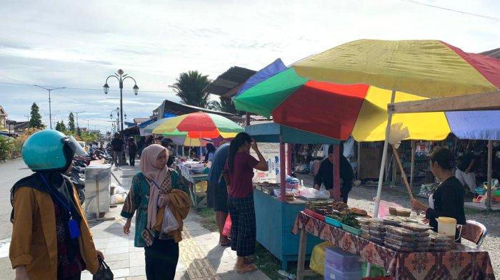 ATURAN: Pedagang takjil di kawasan Pasar Labuha, Kecamatan Bacan, Halmahera Selatan, Kamis (5/3/2026). Belasan pedagang di sana dikenakan retribusi oleh pemerintah daerah