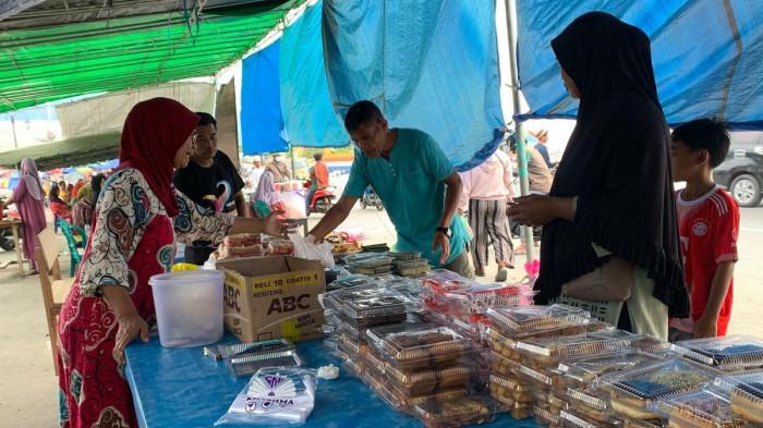 OMZET: Pedagang takjil di kawasan Zero Poin, Labuha, Kecamatan Bacan, Halmahera Selatan, Rabu (4/3/2026).