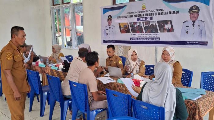 PROGRAM: Pegawai DPMPTSP Pulau Taliabu buka layanan keliling di Desa Gela, Kecamatan Taliabu Utara, Rabu (3/6/2026)