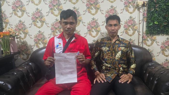 HUKUM: Rizal Dano Husen (kiri), pegawai SPBU Codo Ternate yang diduga menjadi korban penganiayaan saat memberikan keterangan ke Tribunternate.com, Kamis (5/3/2026).