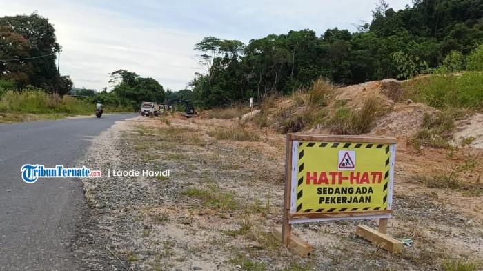 INFRASTRUKTUR: Pekerjaan pembersihan saluran drainase di lokasi galian c Gunung Merah, Dusun Salenga, Desa Bobong, Pulau Taliabu, Minggu (23/11/2025)
