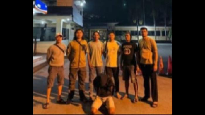 HUKUM: Pelaku pembunuhan di Desa Kawasi, Kecamatan Obi (menunduk) usai diamankan Tim Resmob Polres Halmahera Selatan. Melalui koordinasi lintas wilayah yang solid dengan kepolisian di Maluku, AR akhirnya ditangkap di Ambon tanpa perlawanan