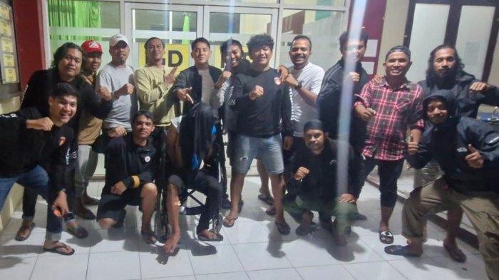 HUKUM: Duduk di atas kursi roda, DSA alias Dava (17), terduga pelaku pembunuhan di Kota Ternate. Ia ditangkap dengan perlawanan oleh tim Resmob gabungan di Pelabuhan Bastiong