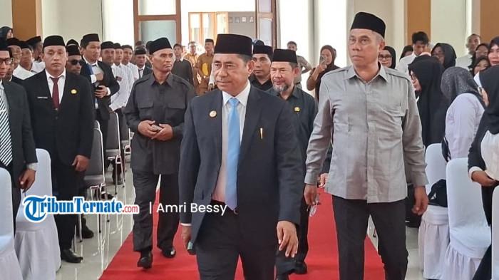 JABATAN: Bupati Halmahera Timur Ubaid Yakub pada pelantikan 7 PJPT yang berlangsung di aula kantor bupati, Senin (12/1/2026)