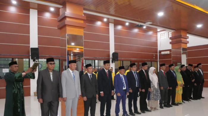 PELANTIKAN - Prosesi pelantikan 15 pejabat Unkhair Ternate, Senin (2/2/2026).