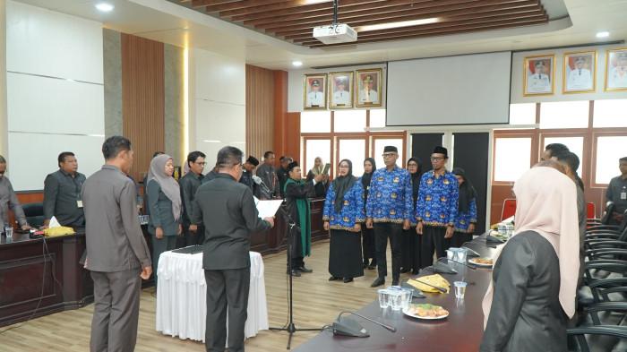 PELANTIKAN - Pelantikan Pejabat Fungsional pada Dinas PMPTSP di ruang rapat Wali Kota oleh Wakil Wali Kota Tidore, Ahmad Liman, Senin (17/11/2025).