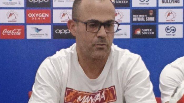 KOMPETISI: Pelatih Borneo FC Fabio Lefundes pada sesi jumpa pers, Sabtu (27/12/2025) sebelum melawan Malut United pada laga tunda pekan ke 8 Super League
