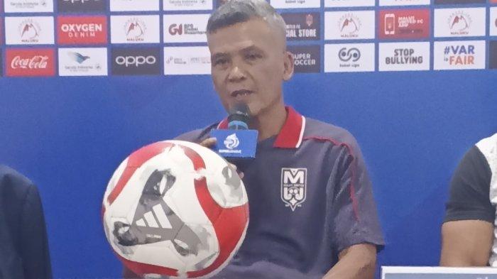 KOMPETISI: Pelatih Malut United Hendri Susilo pada sesi jumpa pers, Sabtu (27/12/2025) sebelum melawan Borneo FC pada laga tunda pekan ke 8 Super League