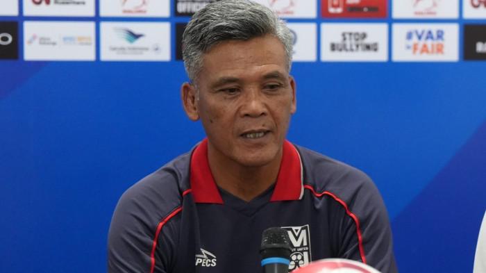 KOMPETISI: Pelatih Malut United Hendri Susilo pada sesi jumpa pers jelang melawan Arema FC