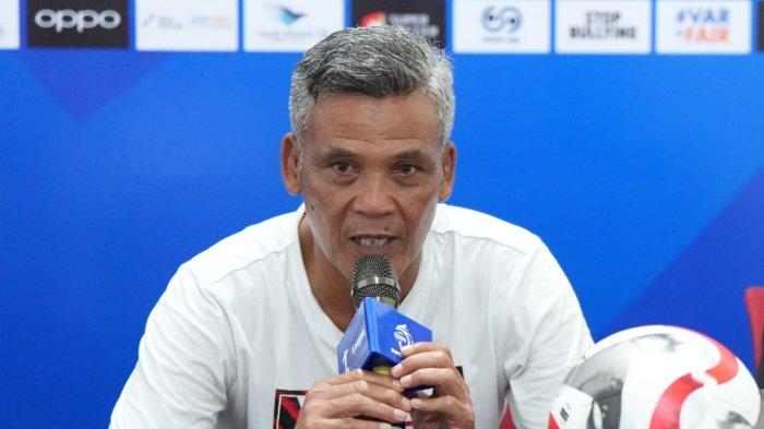 KOMPETISI: Pelatih Malut United hendri Susilo pada sesi jumpa pers usai laga melawan Persik Kediri