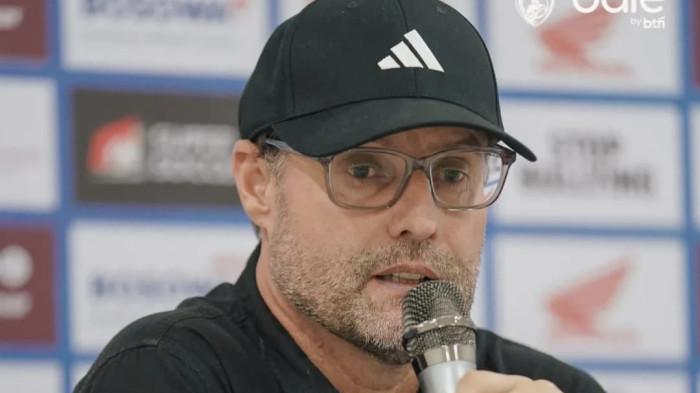 KOMPETISI: Pelatih PSM Makassar Tomas Trucha pada sesi jumpa pers usai laga melawan Bali United, Jumat (9/1/2026)