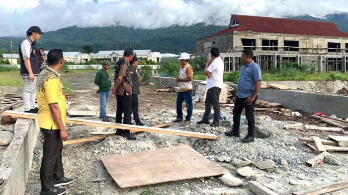 Pimpinan dan anggota Komisi III DPRD Halmahera Selatan ketika meninjau lokasi proyek pembangunan Pelauhan Semut di Desa Tuokona, Kecamatan Bacan Selatan, Kamis (8/1/2026).