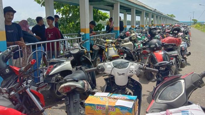 KELUHAN: Antrean sepeda motor di Pelabuhan Ferry Gorua Halmahera Utara, Selasa (11/11/2025)