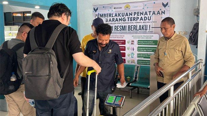 FASILITAS: Suasana Ketua Koperasi Mutiara Mangga Dua Ternate Iksan Adam saat memantau pelayanan pengawasan barang bawaan penumpang di pelabuhan lewat sistem portasika di Pelabuhan Semut Mangga Dua, Selasa (19/5/2026).