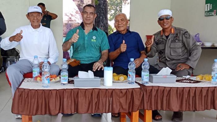 AGENDA: Ketua Pengurus Kota Persatuan Tenis Seluruh Indonesia (Pelti) Ternate Rahman Adrias (kiri) dan Danrem 152/Baabullah Ternate Brigjen TNI Enoh Solehudin (kedua dari kiri) foto bersama usai acara. Selain berolahraga dalam rangka silaturahmi, giat ini juga dirangkaikan dengan Halal Bihalal karena masih dalam suasana lebaran