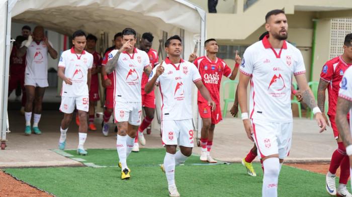 Pemain Malut United memasuki lapangan pada laga kontra Persijap Jepara