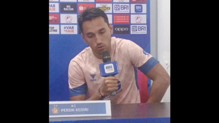 KOMPETISI: Pemain Persik Kediri Ezra Walian pada sesi jumpa pers jelang melawan Malut United, Jumat (23/1/2026). Pada kesempatan itu ia mengaku Igor Inocencio merupakan pemain bagus