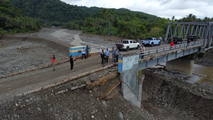 PENANGANAN: Pemantauan Jembatan Ake Aru di Halmahera Utara pasca bencana banjir oleh Tim Darurat Pemprov Maluku Utara, Senin (9/2/2026)