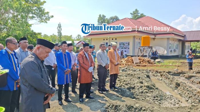 AGENDA: Bupati Halmahera Timur Ubaid Yakub didampingi seluruh pimpinan OPD beserta staf ahli bersiap untuk meletakkan batu pertama pembangunan Musholah AL-Jami di komplek kantor Dinas Pendidikan, Senin (4/5/2026)
