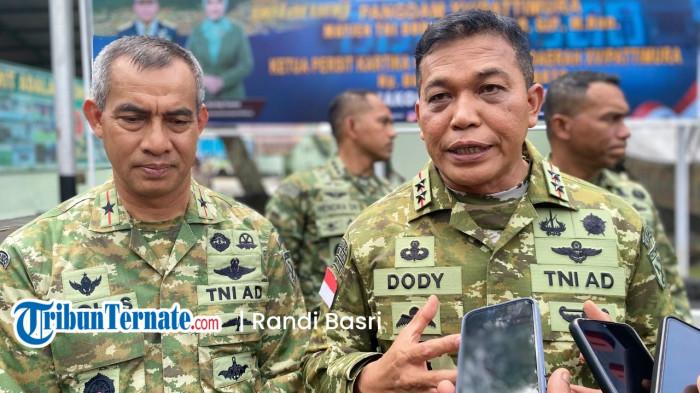 DUKUNGAN: Pangdam XV/Pattimura Mayjen TNI Dody Triwinarto (kanan) bersama Danrem 152 Baabullah/Ternate Brigjen TNI Enoh Solehudin (kiri) saat bersedia diwawancarai disela-sela kegiatan, Jumat (17/4/2026)