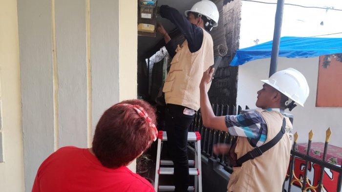 Kenali 4 Jenis Pelanggaran Penggunaan Listrik agar Terhindar dari Sanksi dan Denda - Pemeriksaan-kWh-Meter-oleh-petugas-P2TL-disaksikan-langsung-oleh-pelanggan.jpg