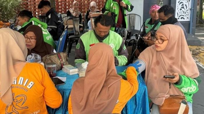 Pemeriksaan kesehatan dan makan siang gratis bagi komunitas ojol di Ternate