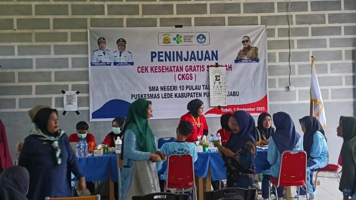 PROGRAM: Suasana pemeriksaan kesehatan gratis di SMA Negeri 10 Pulau Taliabu, Selasa (2/9/2025)