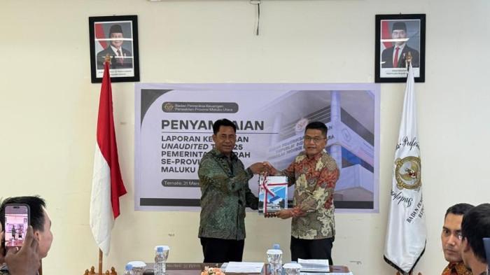 LAPORAN: Bupati Halmahera Timur Ubaid Yakub (kiri) menyerahkan Laporan Keuangan Pemerintah Daerah (LKPD) T.A 2025 ke BPK RI Perwakilan Maluku Utara, Selasa (31/3/2026).