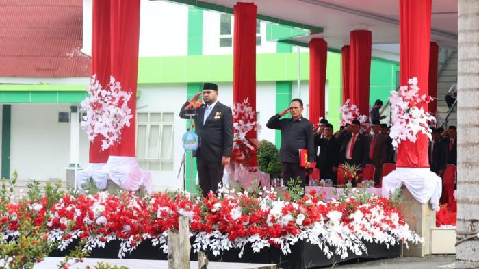 GIAT: Bupati Halmahera Selatan Bassam Kasuba ketika memberi penghormatan pengibaran bendera dalam upacara peringatan Hari Pahlawan Nasional, Senin (10/11/2025)