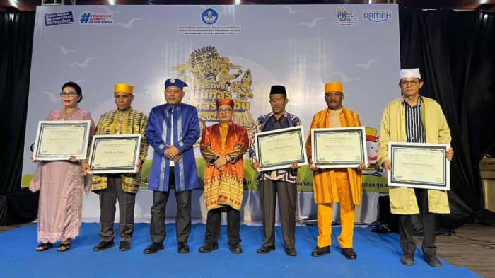 CAPAIAN: Wakil Bupati Halmahera Selatan Helmi Umar Muchsin (paling kanan) ketika menerima penghargaan dari Balai Bahasa Maluku Utara, Sabtu (8/11/2025).