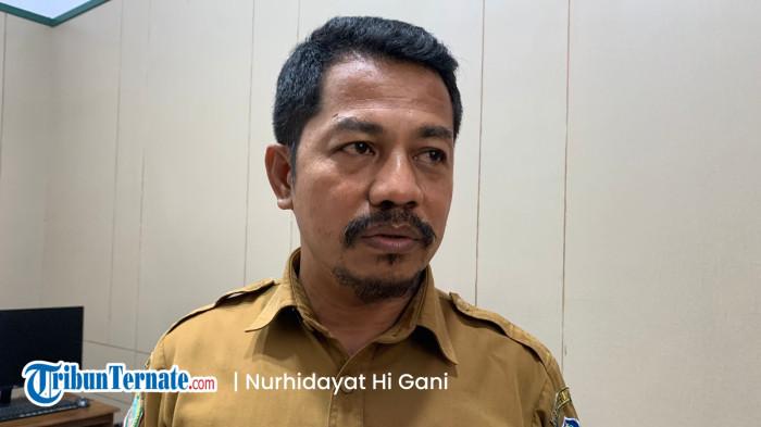 KEBIJAKAN: Pj Sekkab Halmahera Selatan Abdillah Kamarullah saat bersedia diwawancarai Tribunternate.com disela-sela kerjanya, Rabu (11/2/2026). Ia mengatakan THR dan TPP cair bersamaan