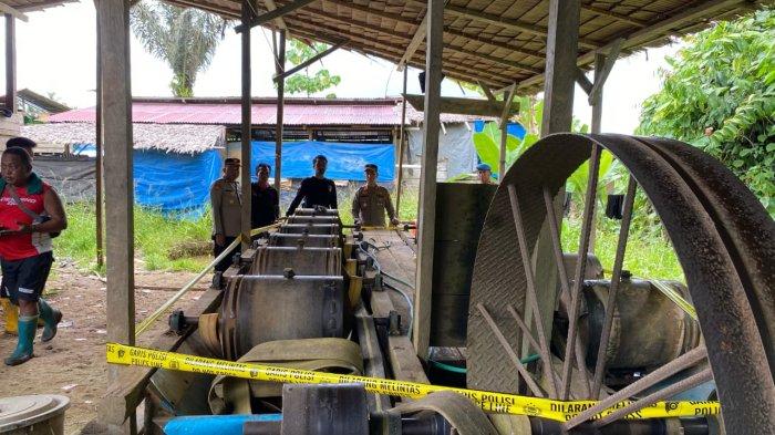 ATURAN: Lokasi tromol tambang emas di Desa Kusubibi, Kecamatan Bacan Barat yang disegel Polisi pada 2025. Selaku kepala daerah, Bassam Kasuba usahakan tambang emas yang dikelola warga ini mendapat izin operasi