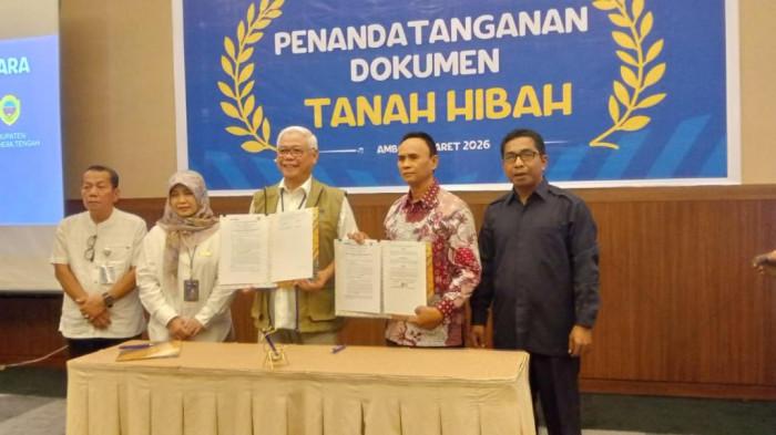 PANGAN: Asisten I Bidang Pemerintahan dan Kesra Halmahera Timur Nasrun Konoras memperlihatkan NPHD dan berita acara setelah ditanda tangani, Rabu (4/3/2026). Agenda bersama Perum Bulog di Ambon, Maluku ini mengenai hibah lahan pembangunan gudang