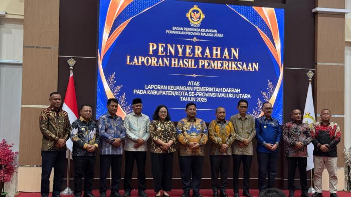 Bupati Halmahera Timur Ubaid Yakub (ketiga dari kiri) foto bersama para kelapa daerah se Maluku Utara usai menerima meraih WTP dari BPK RI Perwakilan Maluku Utara