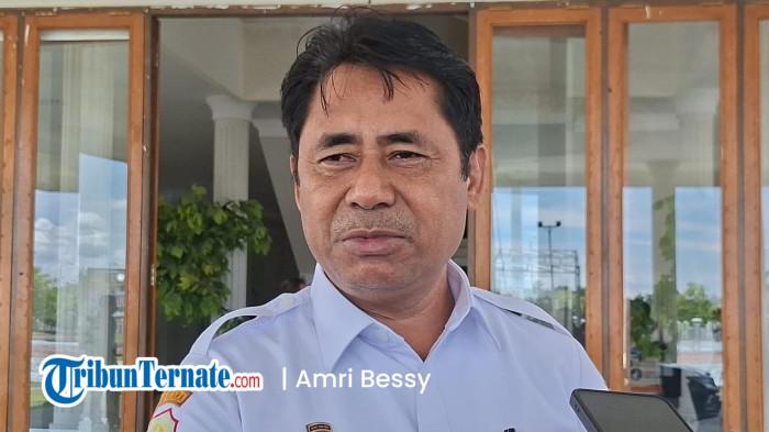 STATEMENT: Bupati Halmahera Timur Ubaid Yakub saat bersedia diwawancarai awak media disela-sela kerja, Senin (8/6/2026)