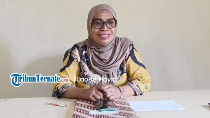 PROGRAM: Kepala Dinas Sosial Pulau Taliabu Kuraisia Marsaoly saat diwawancarai Tribunternate.com diruang kerjanya, Kamis (30/4/2026)