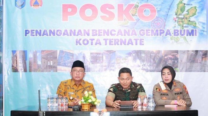 DARURAT: Wali Kota Ternate M Tauhid Soleman saat memimpin rapat tanggap darurat bencana gempa, Kamis (2/4/2026). Hasil dari rapat tersebut ialah pemerintah daerah memberlakukan siaga bencana selama 14 hari ke depan