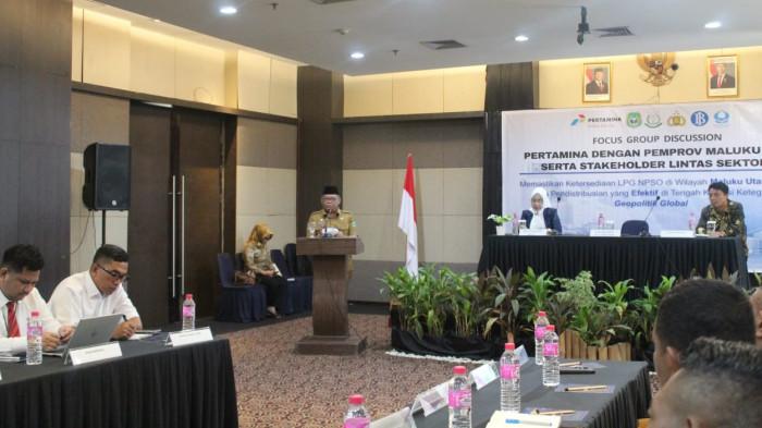 STABILITAS: Sekprov Maluku Utara Samsuddin A Kadir saat berbicara di kegiatan tersebut. Pemprov Maluku Utara gandeng pertamina, amankan pasokan LPG