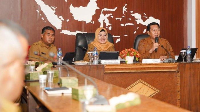 PROGRAM: Kepala Bappeda Maluku Utara Muhammad Sarmin S Adam (kanan) berbicara ditengah-tengah kegiatan tersebut, Senin (26/1/2026).