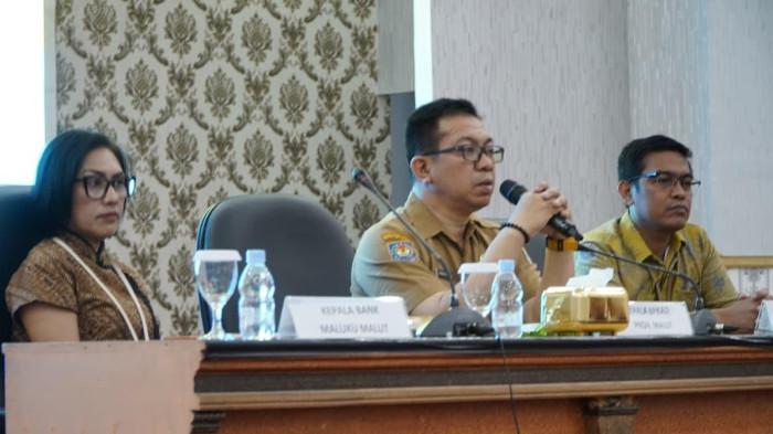 PROGRAM: Kepala BPKAD Maluku Utara Ahmad Purbaya (tengah)