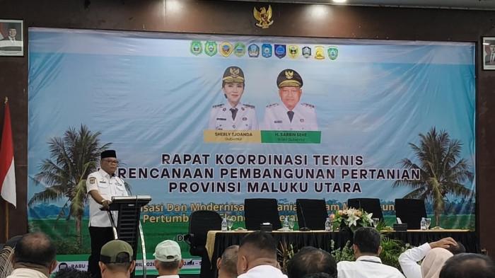 PROGRAM: Sekprov Maluku Utara Samsuddin A Kadir memberi pemaparan dalam kegiatan tersebut yang berlangsung, Rabu (8/4/2026) di Kota Ternate. Pada kesempatan itu ia mengatakan sebagian besar komoditas pertanian di Maluku Utara masih dijual dalam bentuk bahan mentah tanpa proses pengolahan yang memadai