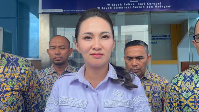 Gubernur Maluku Utara Sherly Laos bersedia diwawancarai usai rapat tanggap bencana dengan BPJN Ternate, Rabu (7/1/2026). Rapat ini berkaitan dengan bencana banjir yang melanda Halmahera Barat