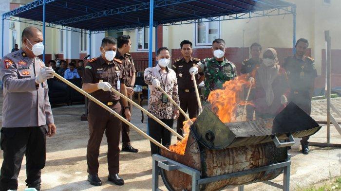 HUKUM: Kejari Pulau Taliabu melaksanakan pemusnahan 13 barang bukti terdiri dari 3 perkara tindak pindana, Kamis (7/5/2026)