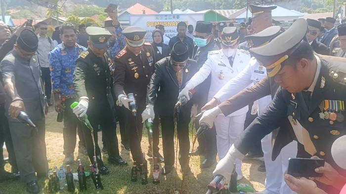 MIRAS: Ribuan botol miras di musnahkan saat momentum HUT Pulau Taliabu ke 13, Rabu (22/4/2026). Giat ini dilakukan usai upacara