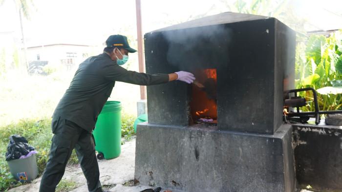 Proses pemusnahan 20 ekor unggas ilegal oleh Balai Karantina Hewan, Ikan, dan Tumbuhan Maluku Utara, Rabu (8/4/2026). Unggas ilegas berasal dari Sulawesi Utara (Sulut) dan Sulawesi Tenggara (Sulteng) yang di dapat dari Kelurahan Sasa, Kota Ternate Selatan
