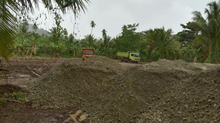 HUKUM: Suasana aktivitas penambangan pasir di Desa Samo, Kecamatan Gane Barat Utara, Halmahera Selatan yang diduga ilegal