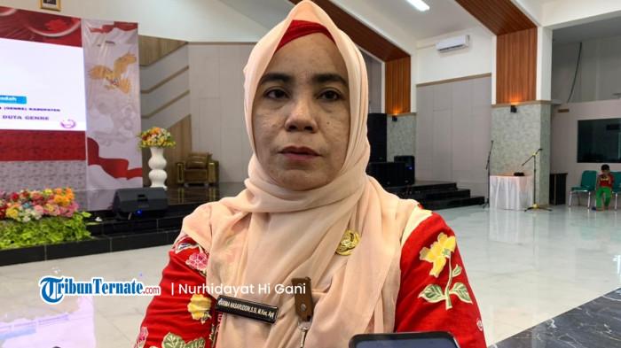 PENANGANAN: Kepala DP3AKB Halmahera Selatan Karima Nazarudin saat bersedia diwawancarai awak media disela-sela kerjanya, Senin (17/11/2025)
