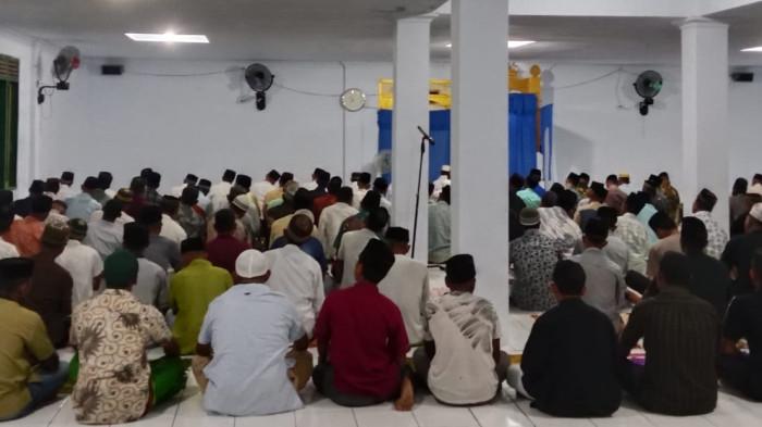 IBADAH: Pelaksanaan ibadah salat tarawih di Masjid Desa Kawalo, Kecamatan Taliabu Barat, Pulau Taliabu, Senin (16/2/2026) malam. Selain Desa Kawalo, penduduk 2 desa lainnya di kecamatan yang sama yakni Desa Woyo dan Desa Holbota juga sudah melaksanakan ibadan puasa Ramadan 2026