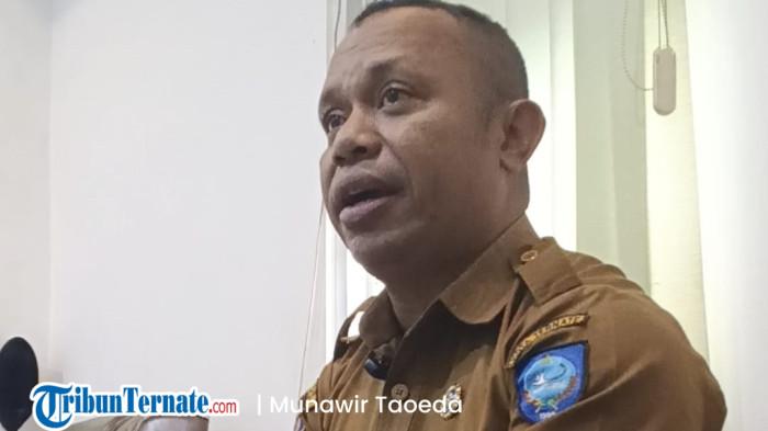 ATURAN: Kabid Hubungan Industrial dan Jaminan Sosial Ketenagakerjaan Disnaker Kota Ternate Erwin Iswanto saat bersedia diwawancarai Tribunternate.com disela-sela kerjanya, Senin (13/1/2026)
