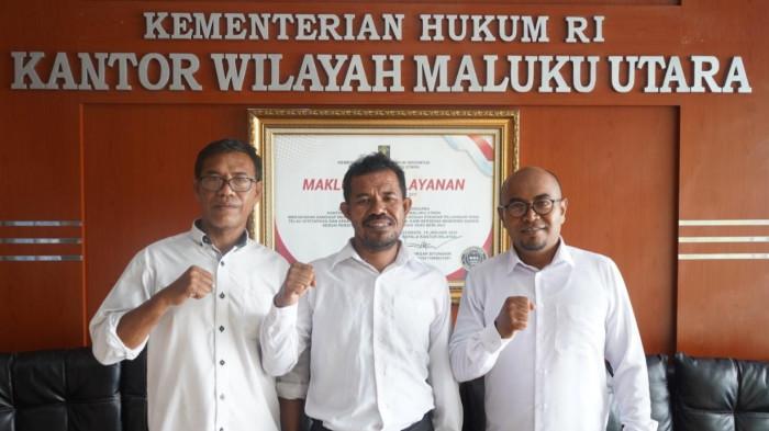 Alfian (tengah) lakukan sesi foto bersama usai diangkat jadi PPPK Kemenkum Malut, Jumat (14/11/2025). Ia menuturkan bahwa pengangkatan dirinya menjadi PPPK merupakan anugerah setelah mengabdi puluhan tahun